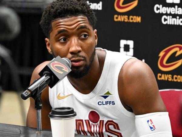 Donovan Mitchell menjawab pertanyaan jurnalis saat Hari Media. (Foto: AP)