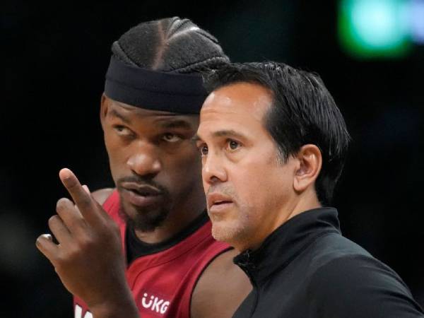 Erik Spoelstra (kanan) dan Jimmy Butler. (Foto AP)