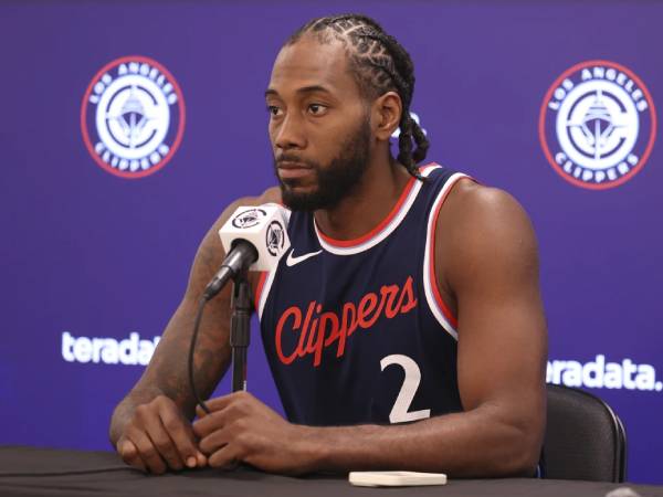 Kawhi Leonard menjawab pertanyaan jurnalis saat Hari Media. (Foto: AP)