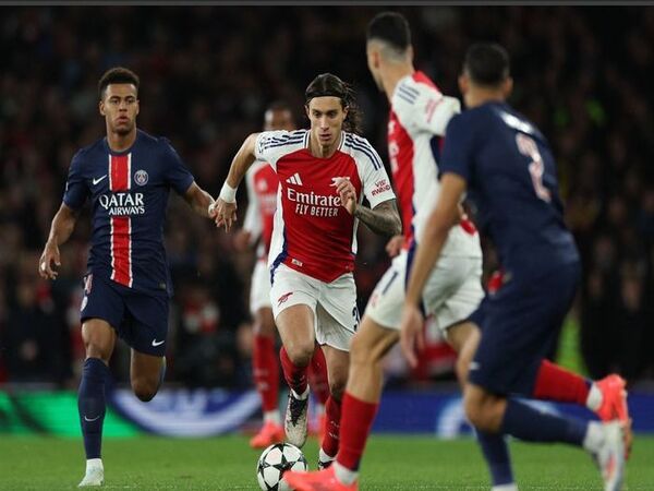 Mikel Arteta menyanjung habis performa Riccardo Calafiori, yang tampil apik saat Arsenal menang 2-0 atas PSG di Liga Champions dini hari tadi (2/10) / via Getty Images