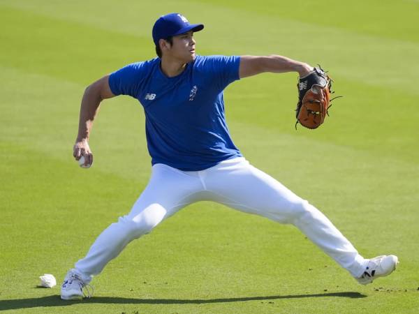 Shohei Ohtani melakukan pemanasan dalam salah satu pertandingan Dodgers. (Foto: AP)