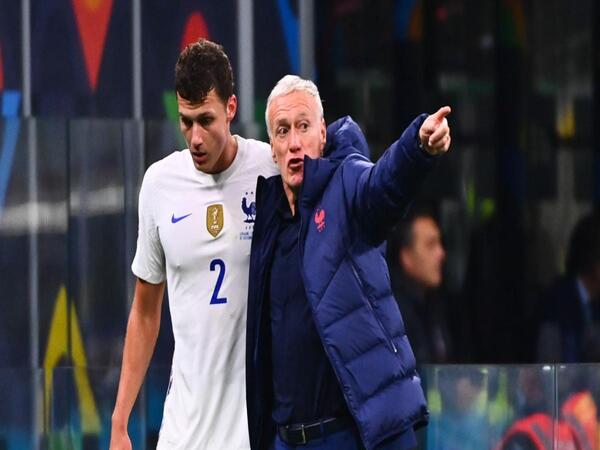 Didier Deschamps mengungkap alasan kenapa ia tidak memanggil Benjamin Pavard di daftar skuat Timnas Prancis terbaru untuk jeda internasional bulan Oktober ini / via Getty Images