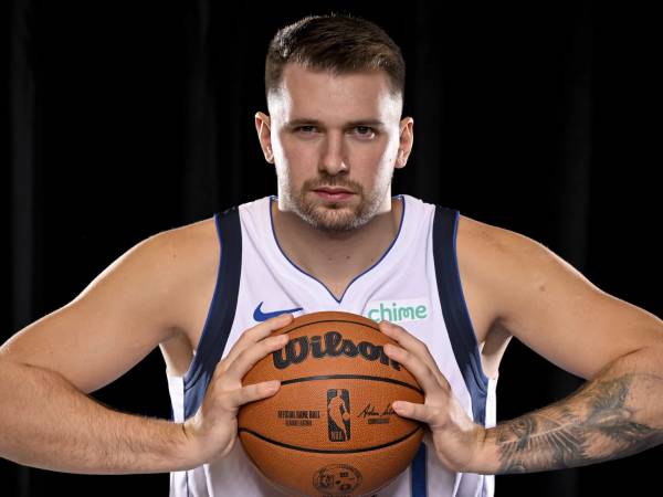 Luka Doncic melakukan pemotretan di hari media Mavericks. (Foto: AP)