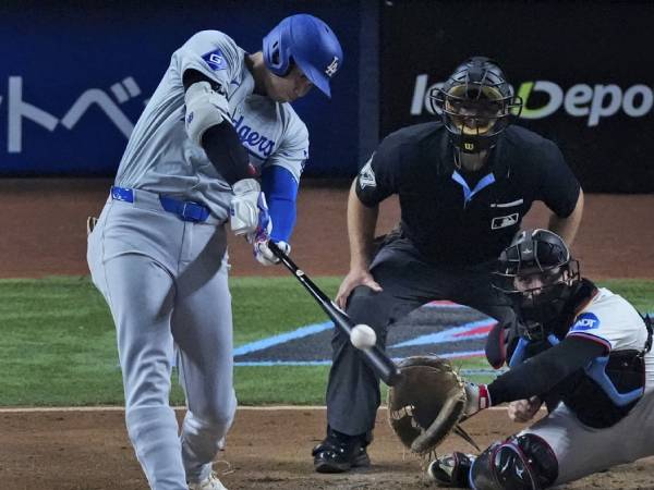 Shohei Ohtani memukul home run bersejarah saat menghadapi Marlins. (Foto: AP)