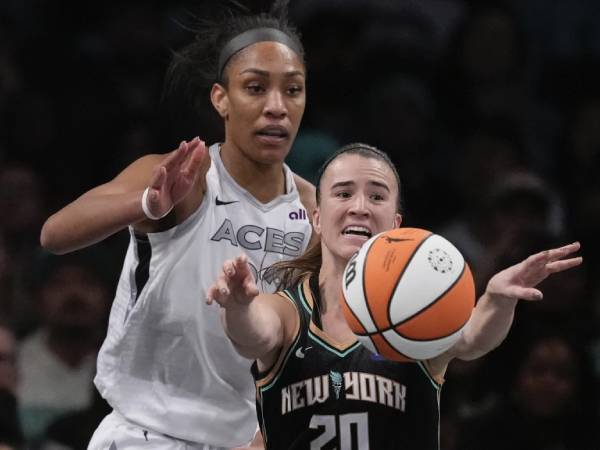 Bintang Las Vegas Aces, Aj’a Wilson (kiri) dan pemain Liberty Sabrina Ionescu. (Foto: AP)