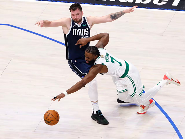 Jaylen Brown Ungkap Faktor Yang Buat Doncic dan Irving Sulit Dijaga