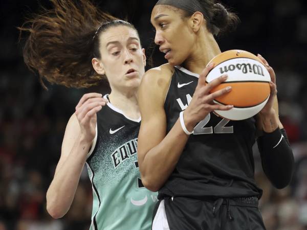 A'ja Wilson (kanan) mencetak 19 poin dan 14 rebound saat Las Vegas Aces mengalahkan New York Liberty 95-81 pada Jumat (4/10). (Foto: AP)