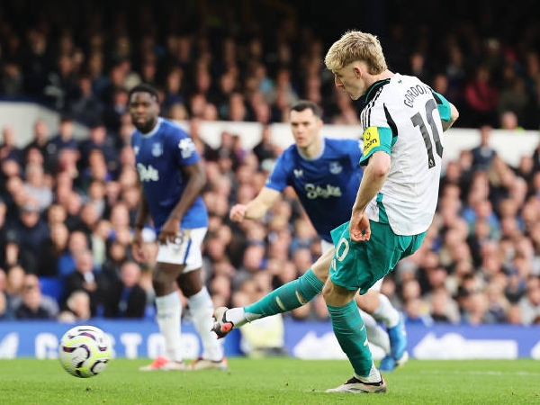 Gagal Eksekusi Penalti, Anthony Gordon Dibela Eddie Howe