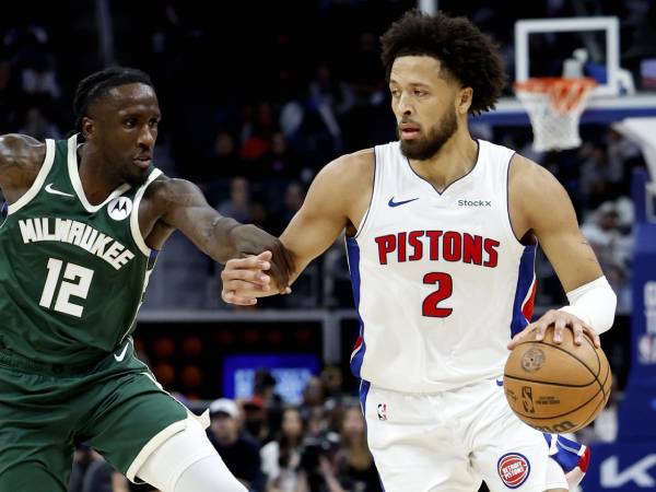 Pemain Detroit Pistons Cade Cunningham (kanan) beraksi versus Milwaukee Bucks. (Foto: AP)