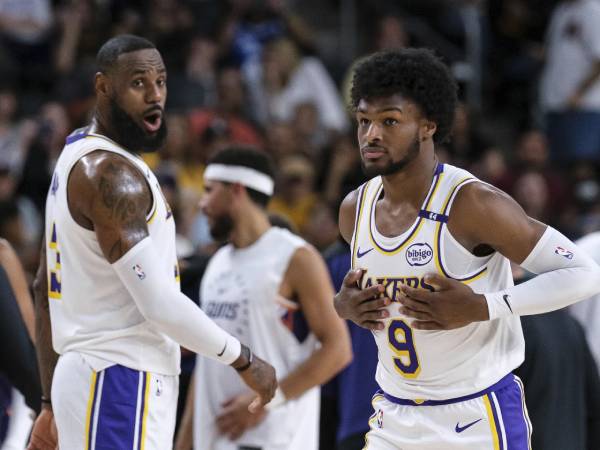 LeBron James (kiri) dan sang putra Bronny bermain bersama sekitar empat menit versus Suns. (Foto: AP)