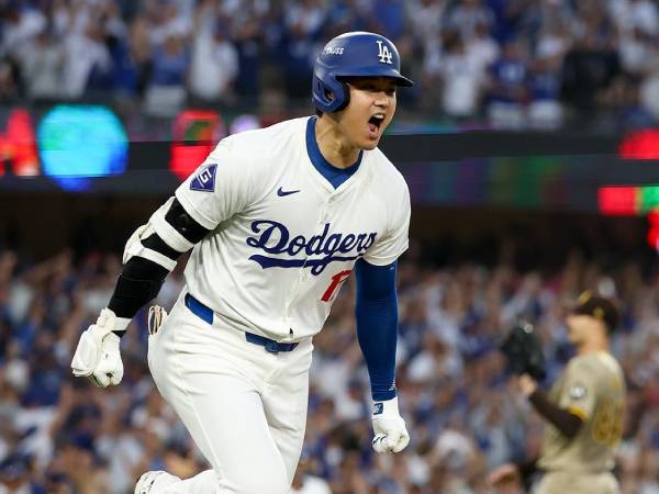 Shohei Ohtani merayakan salah satu home runnya melawan Padres. (Foto: AP)