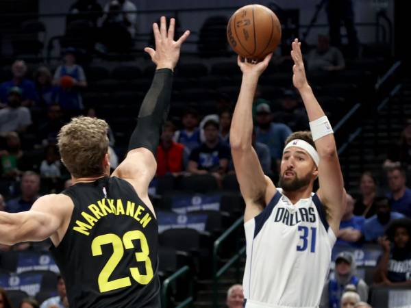 Klay Thompson mencetak 10 poin dalam debutnya untuk Mavs. (Foto: AP)