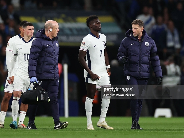 Bukayo Saka terpincang-pincang saat Inggris kalah dari Yunani di UEFA Nations League, Jumat (11/10)