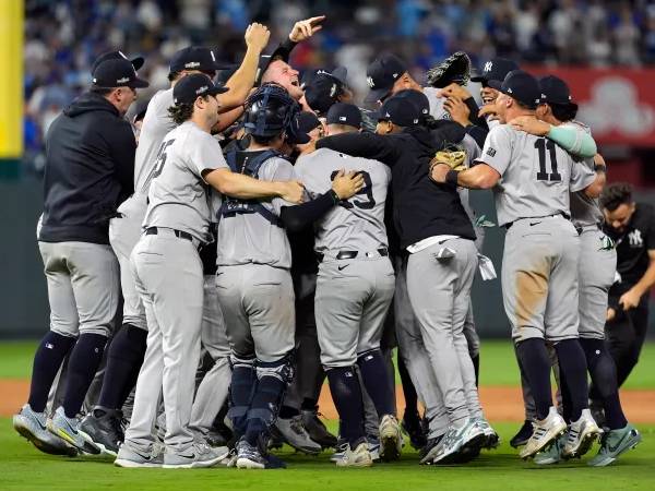 Para pemain New York Yankees melakukan selebrasi setelah memastikan tiket ke American League Championship Series (ALCS). (Foto: AP)