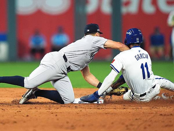 Pemain Royals, Maikel Garcia (kiri), terlihat sengaja mencoba mencederai Anthony Volpe saat meluncur ke base kedua. (Foto: AP)