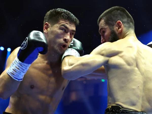 Artur Beterbiev (kanan) dan Dmitry Bivol. (Foto: DAZN)