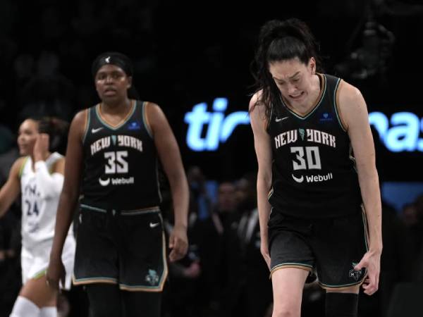 Breanna Stewart (kanan) bereaksi di Game 1 Final WNBA versus Lynx. (Foto: AP)