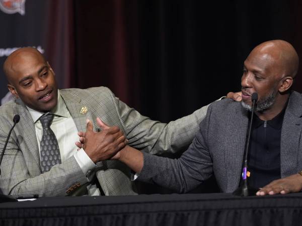 Vince Carter dan Chauncey Billups berbicara dalam konferensi pers Naismith Hall of Fame. (Foto: AP)