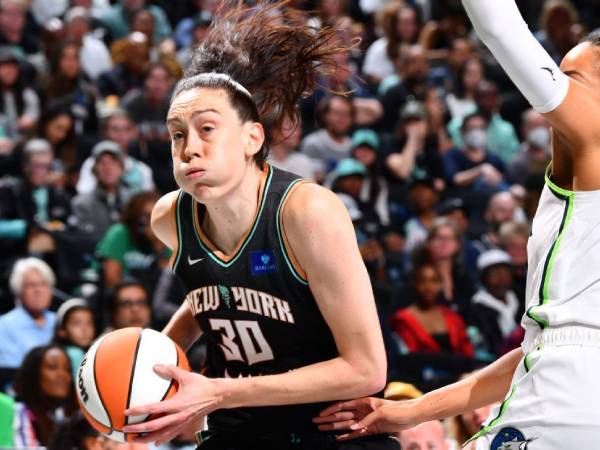 Breanna Stewart (kiri) mencetak 21 poin saat New York Liberty mengalahkan Minnesota Lynx 80-66 di Game 2 Final WNBA pada Minggu (13/10). (Foto: AP)