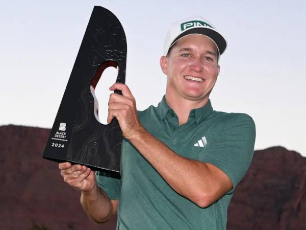 Matt McCarty berpose dengan trofi Black Desert Championship. (Foto: Golf Digest)