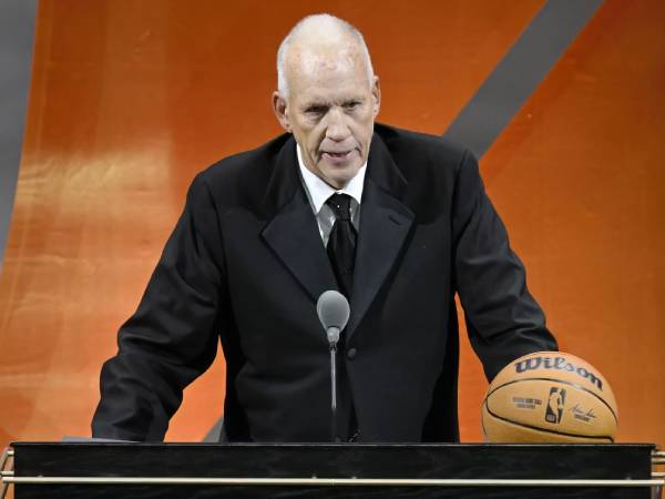 Doug Collins berpidato dalam acara pelantikan Basketball Hall of Fame. (Foto: AP)