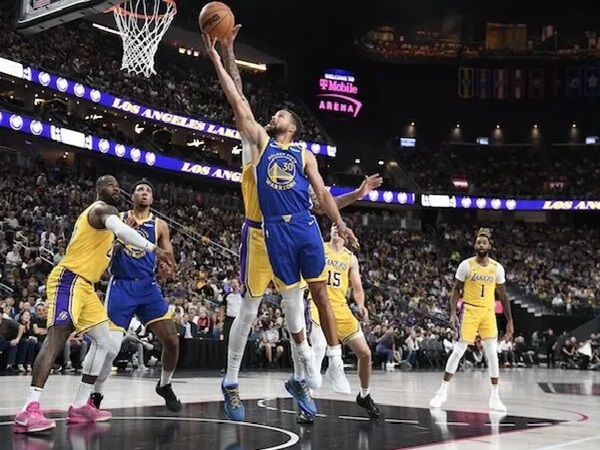 Los Angeles Lakers Diumbangkan Warriors di Pramusim