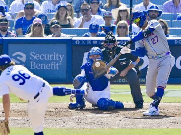 Pemain New York Mets Mark Vientos (kanan) melakukan pukulan grand salam versus Dodgers di Game 2 MLCS pada Senin (14/10). (Foto: AP)