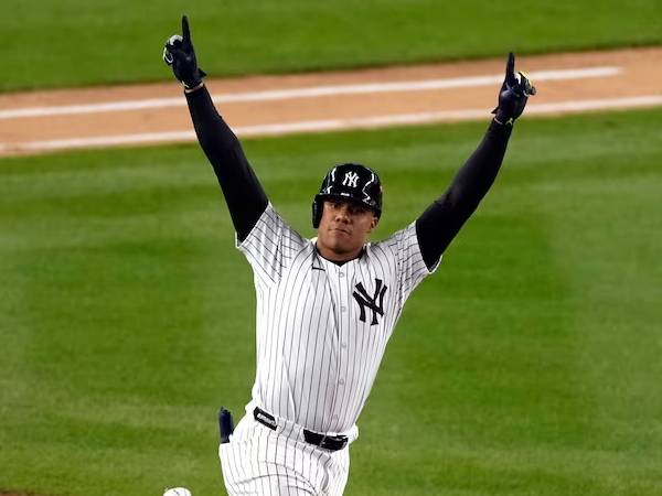 Pemain New York Yankees Juan Soto melakukan selebrasis etelah melakukan home run dalam game 1 ALCS melawan Guardians. (Foto: AP)