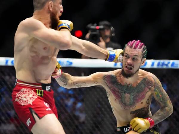 Sean O'Malley (kanan) terlihat saat menghadapi Merab Dvalishvili di UFC 306. (Foto: MMA Fighting)