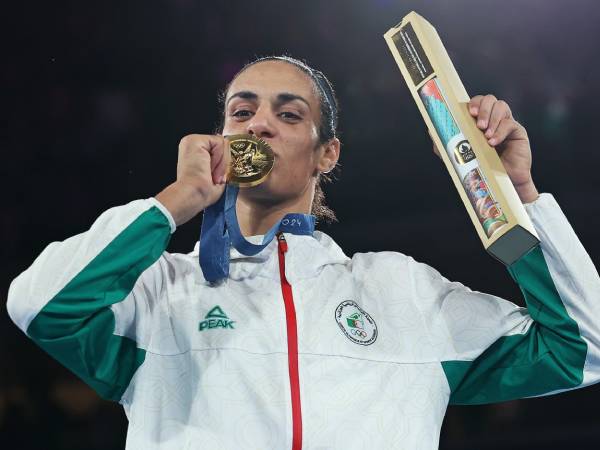 Imane Khelif merayakan medali emasnya di Olimpiade Paris. (Foto: Inside The Games)