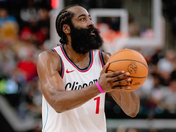 Bintang Los Angeles Clippers, James Harden, terlihat bermain di Intuit Dome. (Foto: AP)