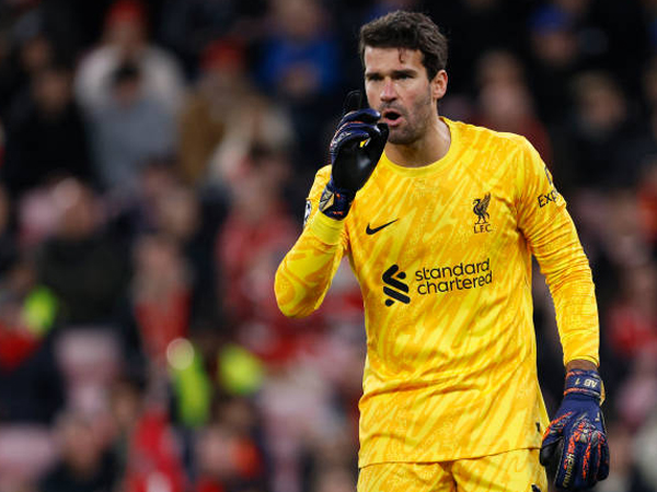 Arne Slot dan Staf Liverpool Dalami Cedera Alisson Becker