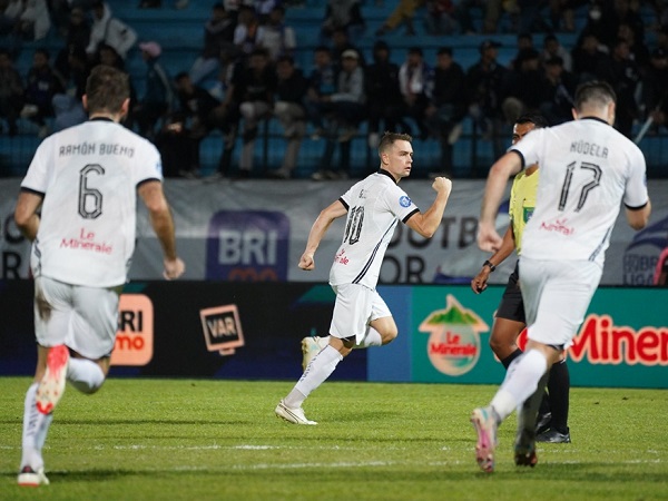 Gelandang Persija Jakarta, Maciej Gajos merayakan gol ke gawang PSIS Semarang