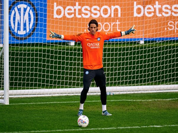 Yann Sommer percaya diri Inter Milan masih dalam trek perebutan Scudetto musim ini, meski tertinggal untuk sementara dari Napoli yang menjadi pemuncak klasemen / via Getty Images