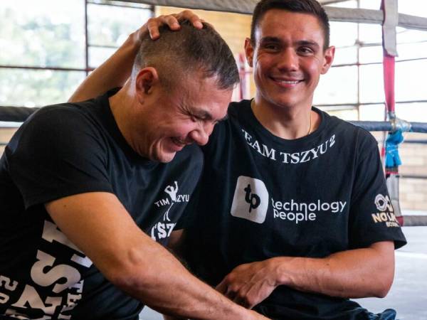 Tim Tszyu (kanan) dan ayahnya, Kostya. (Foto: Fight TV)