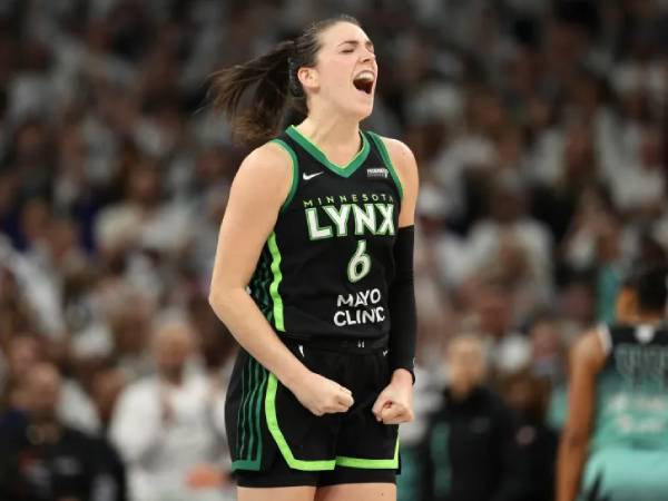 Pemain Minnesota Lynx Bridget Carleton meluapkan kegembiraan setelah memastikan kemenangan timnya di Game 4 versus Liberty. (Foto: AP)