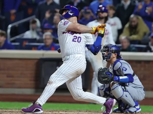 Pemain New York Mets Pete Alonso memukul home run di Game 5 NLCS. (Foto: AP)