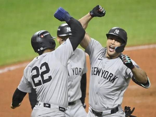 Para pemain New York Yankees merayakan salah satu run mereka di Game 4 ALCS. (Foto: AP)