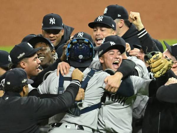 Para pemain New York Yankees melakukan selebrasi setelah memastikan tiket ke World Series pertama sejak 2009. (Foto: AP)