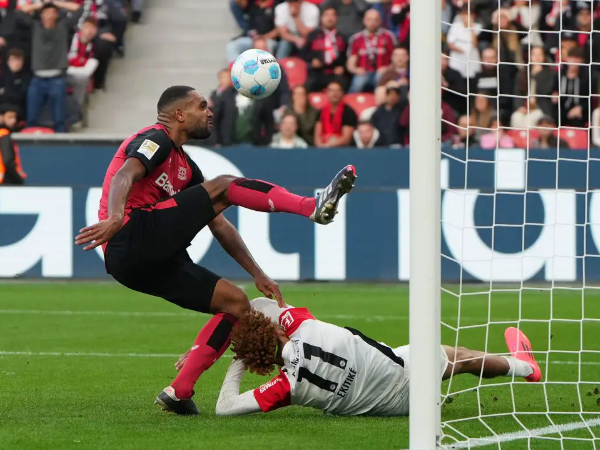 Wasit Tak Adil, Hugo Ekitike Ngamuk di Laga Melawan Bayer Leverkusen