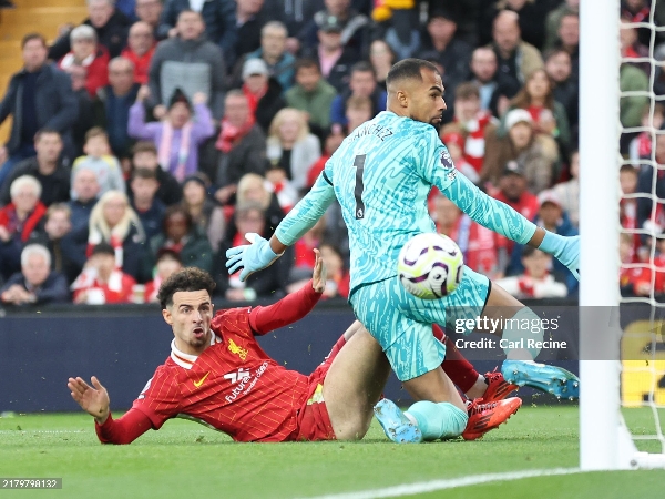 Curtis Jones menaklukkan kiper Chelsea, Robert Sanchez, untuk mencetak gol kemenangan Liverpool