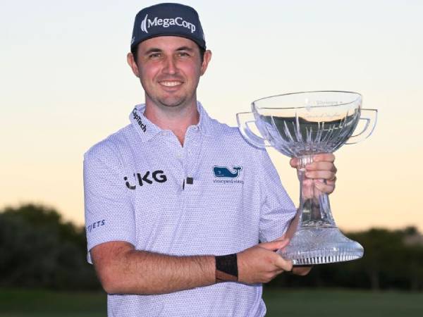 J.T. Poston berpose dengan trofi Shriners Children's Open. (Foto: Golf Digest)