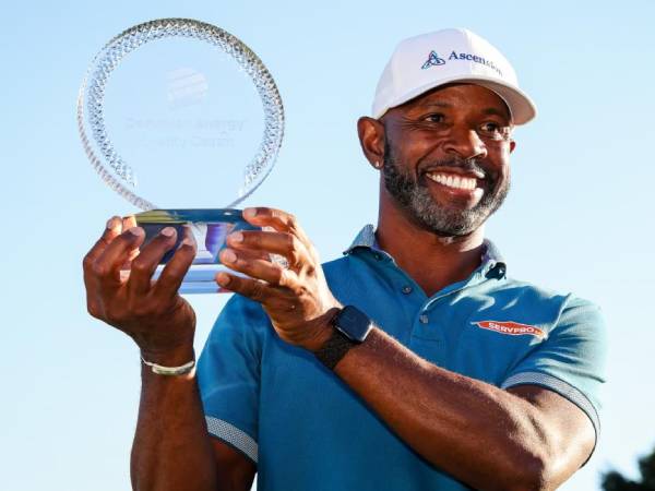 Tim O'Neal berpose dengan trofi Dominion Energy Charity Classic. (Foto: Golf Digest)