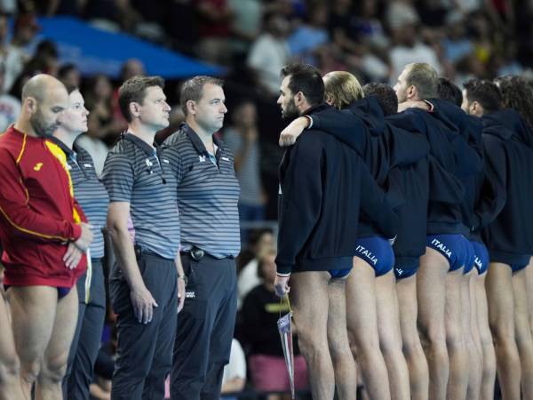 Para pemain polo air Italia membelakangi para wasit dan tim Spanyol selama presentasi seremonial di Olimpiade Paris.