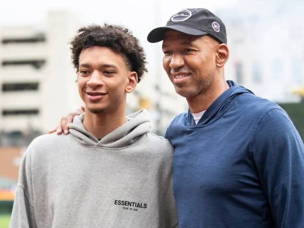 Monty Williams (kanan) dan putranya, Elijah. (Foto: AP)