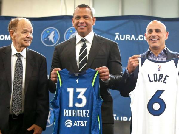 Alex Rodriguez (tengah) dan Marc Lore (kanan) memegang jersey Wolves. (Foto: AP)