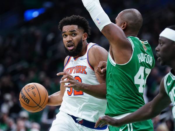 Pemain baru Karl-Anthony Towns (kiri) mencetak 12 poin dan tujuh rebound dalam debutnya untuk New York Knicks. (Foto: AP)