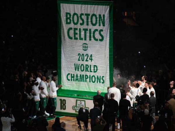 Boston Celtics merayakan pengibaran spanduk juara No.18 sebelum pertandingan pembuka musim melawan Knicks. (Foto: AP)