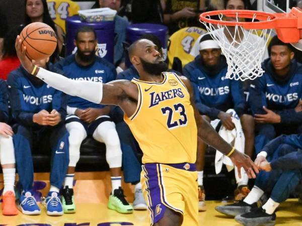 Bintang Los Angeles Lakers LeBron James mencetak 16 poin saat saat Lakers menang 110-103 atas Timberwolves pada hari Selasa (22/10). (Foto: AP)