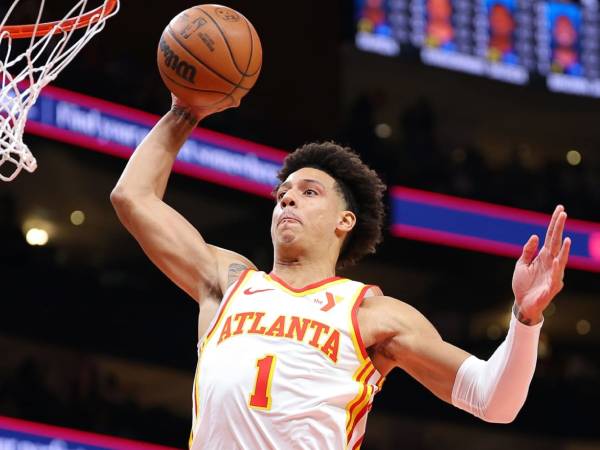 Jalen Johnson akan menjadi pemain kunci bagi Hawks musim ini bersama dengan bintang Trae Young dan bigman lainnya, Clint Capela. (Foto: AP)